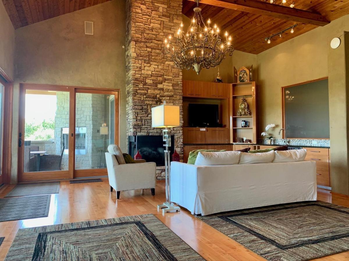 Scenic Hill Country Retreat - Rhino Ranch Villa นิวบราวน์เฟลส์ ภายนอก รูปภาพ